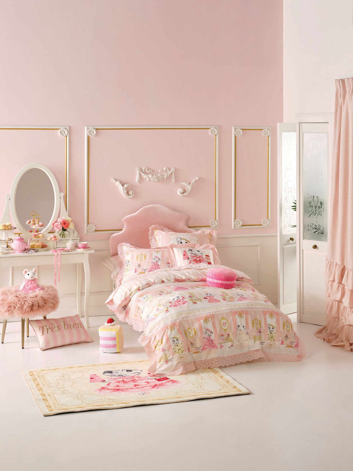 The Grand Palace Party Floor Rug & Claris the Mouse